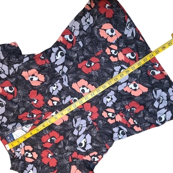 Sanibel Floral Scrub Top Gray Red Front Pockets Size Medium - Picture 6 of 6
